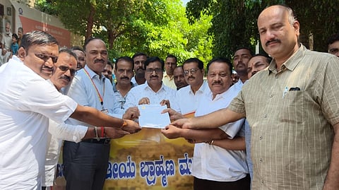 ವಿಜಯಪುರ ಜಿಲ್ಲಾಡಳಿತಕ್ಕೆ ಅಖಿಲ ಭಾರತೀಯ ಬ್ರಾಹ್ಮಣ ಮಹಾಸಭಾ ವಿಜಯಪುರ ಜಿಲ್ಲಾ ಘಟಕದ ಪದಾಧಿಕಾರಿಗಳು ಮನವಿ ಸಲ್ಲಿಸಿದರು. ಜಿಲ್ಲಾಧ್ಯಕ್ಷ ಮುಕುಂದ ಕುಲಕರ್ಣಿ,  ಪವನ ಕುಲಕರ್ಣಿ, ಸಮೀರ್ ಕುಲಕರ್ಣಿ ಇತರರಿದ್ದಾರೆ.