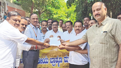 ವಿಜಯಪುರ ಜಿಲ್ಲಾಡಳಿತಕ್ಕೆ ಅಖಿಲ ಭಾರತೀಯ ಬ್ರಾಹ್ಮಣ ಮಹಾಸಭಾ ವಿಜಯಪುರ ಜಿಲ್ಲಾ ಘಟಕದ ಪದಾಧಿಕಾರಿಗಳು ಮನವಿ ಸಲ್ಲಿಸಿದರು. ಜಿಲ್ಲಾಧ್ಯಕ್ಷ ಮುಕುಂದ ಕುಲಕರ್ಣಿ, ಪವನ ಕುಲಕರ್ಣಿ, ಸಮೀರ್ ಕುಲಕರ್ಣಿ ಇತರರಿದ್ದಾರೆ.