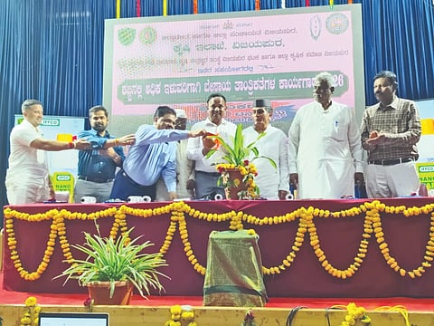 ವಿಜಯಪುರ ನಗರ ಹೊರವಲಯದ ಕೃಷಿ ಮಹಾವಿದ್ಯಾಲಯದಲ್ಲಿ ಹಮ್ಮಿಕೊಂಡಿದ್ದ ವಿಚಾರ ಸಂಕಿರಣವನ್ನು ಕೃಷಿ ಜಂಟಿ ನಿರ್ದೇಶಕ ಶಿವನಗೌಡ ಪಾಟೀಲ ಉದ್ಘಾಟಿಸಿದರು. ಡಾ. ಎಸ್.ಎಸ್. ನೂಲಿ, ಬಾಳಪ್ಪ ಬೆಳಕೋಡ, ಶ್ರೀಮಂತ ಇಂಡಿ ಇತರರಿದ್ದಾರೆ.