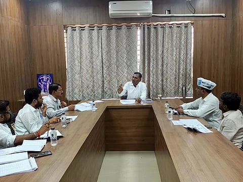 ವಿಜಯಪುರ ನಗರದ ಮಹಾನಗರ ಪಾಲಿಕೆಯಲ್ಲಿ ಆಯುಕ್ತ ವಿಜಯಕುಮಾರ ಮೆಕ್ಕಳಕಿ ರಾಜಕೀಯ ಪಕ್ಷಗಳ ಮುಖಂಡರ ಸಭೆ ನಡೆಸಿದರು. ಆಮ್ ಆದ್ಮಿ ಪಕ್ಷದ ಜಿಲ್ಲಾಧ್ಯಕ್ಷ ಭೋಗೇಶ ಸೋಲಾಪುರ, ಮುಖಂಡರಾದ ಇರ್ಫಾನ್ ಶೇಖ ಇತರರಿದ್ದಾರೆ.