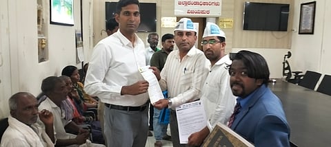 ವಿಜಯಪುರ ಜಿಲ್ಲಾಧಿಕಾರಿ ಡಾ.ಆನಂದ ಕೆ ಅವರಿಗೆ ಆಮ್ ಆದ್ಮಿ ಪಕ್ಷದ ಜಿಲ್ಲಾಧ್ಯಕ್ಷ ಭೋಗೇಶ ಸೋಲಾಪುರ ಮನವಿ ಸಲ್ಲಿಸಿದರು. ಪಕ್ಷದ ಕಾರ್ಯಕರ್ತರಿದ್ದಾರೆ.