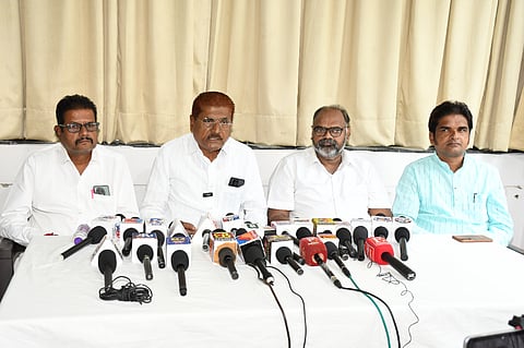 ವಿಜಯಪುರದ ಖಾಸಗಿ ಹೊಟೇಲ್‌ನಲ್ಲಿ ಕೆಪಿಸಿಸಿ ವಕ್ತಾರ ಎಸ್.ಎಂ. ಪಾಟೀಲ ಗಣಿಹಾರ ಸುದ್ದಿಗೋಷ್ಠಿ ನಡೆಸಿದರು. ಮುಖಂಡರಾದ ವಸಂತ ಹೊನಮೋಡೆ, ನಾಗರಾಜ ಲಂಬು, ಫಯಾಜ್ ಕಲಾದಗಿ ಇದ್ದಾರೆ.