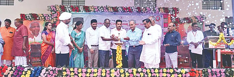 ಮೋರಟಗಿ ಗ್ರಾಮದ ಕಲ್ಪವೃಕ್ಷ ಕಾಲೇಜಿನಲ್ಲಿ ನಡೆದ ಮಧುರಚೆನ್ನರ ೧೨೩ನೇ ಜಯಂತಿಯನ್ನು ಸಂಸ್ಥೆಯ ಅಧ್ಯಕ್ಷ ಶಿವಶರಣಗೌಡ ಬಿರಾದಾರ ಉದ್ಘಾಟಿಸಿದರು. ಸಾಹಿತಿ ಸಿ.ಎಂ. ಬಂಡಗಾರ,  ಬಿ.ಆರ್. ಬನಸೋಡೆ, ಸಂತೋಷ ಭೋವಿ ಇತರರಿದ್ದಾರೆ.