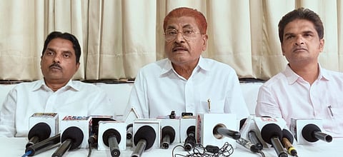 ವಿಜಯಪುರ ನಗರದ ಖಾಸಗಿ ಹೊಟೇಲ್‌ನಲ್ಲಿ ಕೆಪಿಸಿಸಿ ವಕ್ತಾರ ಎಸ್.ಎಂ. ಪಾಟೀಲ ಗಣಿಹಾರ ಸುದ್ದಿಗೋಷ್ಠಿ ನಡೆಸಿದರು. ಮುಖಂಡರಾದ ಎಂ.ಸಿ. ಮುಲ್ಲಾ, ಫಯಾಜ್ ಕಲಾದಗಿ ಇದ್ದಾರೆ.