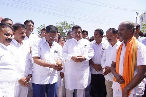 ವಿಜಯಪುರ ನಗರದಲ್ಲಿ ಅಭಿವೃದ್ಧಿ ಕಾಮಗಾರಿಗೆ ಸಚಿವ ಎಂ.ಬಿ. ಪಾಟೀಲ ಚಾಲನೆ ನೀಡಿದರು. ನಾಗಠಾಣ ಶಾಸಕ ವಿಠಲ ಕಟಕದೊಂಡ, ನಗರಾಭಿವೃದ್ಧಿ ಪ್ರಾಧಿಕಾರದ ಅಧ್ಯಕ್ಷ ಡಾ.ಗಂಗಾಧರ ಸಂಬಣ್ಣಿ ಇತರರಿದ್ದಾರೆ.