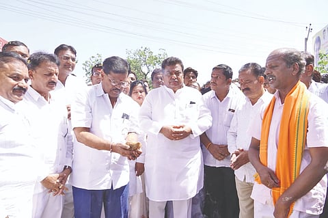 ವಿಜಯಪುರ ನಗರದಲ್ಲಿ ಅಭಿವೃದ್ಧಿ ಕಾಮಗಾರಿಗೆ ಸಚಿವ ಎಂ.ಬಿ. ಪಾಟೀಲ ಚಾಲನೆ ನೀಡಿದರು. ನಾಗಠಾಣ ಶಾಸಕ ವಿಠಲ ಕಟಕದೊಂಡ, ನಗರಾಭಿವೃದ್ಧಿ ಪ್ರಾಽಕಾರದ ಅಧ್ಯಕ್ಷ ಡಾ. ಗಂಗಾಧರ ಸಂಬಣ್ಣಿ ಇತರರಿದ್ದಾರೆ.