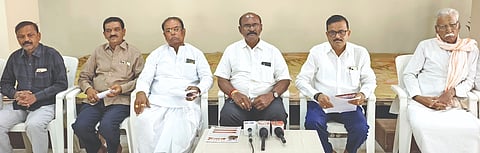 ವಿಜಯಪುರ ನಗರದ ರಾಣಿ ಚನ್ನಮ್ಮ ಸಮುದಾಯ ಭವನದಲ್ಲಿ ರಾಣಿ ಚನ್ನಮ್ಮ ಮೂರ್ತಿ ಪ್ರತಿಷ್ಟಾಪನೆ ಸಮಿತಿ ಅಧ್ಯಕ್ಷ ಉಮೇಶ ಕೋಳಕೂರ ಸುದ್ದಿಗೋಷ್ಠಿ ನಡೆಸಿದರು. ಎಸ್.ಎಸ್. ಆಲೂರ, ಪುಟ್ಟು ಸಾವಳಗಿ, ರವಿ ತೊರವಿ ಮತ್ತಿತರರಿದ್ದಾರೆ.