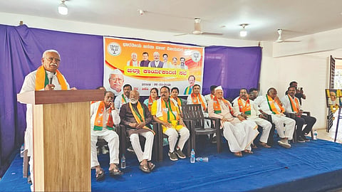  ವಿಜಯಪುರ ನಗರದ ಬಿಜೆಪಿ ಕಾರ್ಯಾಲಯದಲ್ಲಿ ನಡೆದ ಕಾರ್ಯಕಾರಣಿ ಸಭೆಯನ್ನುದ್ಧೇಶಿಸಿ ಸಂಸದ ರಮೇಶ ಜಿಗಜಿಣಗಿ ಮಾತನಾಡಿದರು. ಮಾಜಿ ಸಚಿವರಾದ ಅಪ್ಪಾಸಾಹೇಬ ಪಟ್ಟಣಶೆಟ್ಟಿ, ಎಸ್.ಕೆ. ಬೆಳ್ಳುಬ್ಬಿ, ಗುರುಲಿಂಗಪ್ಪ ಅಂಗಡಿ ಇತರರಿದ್ದಾರೆ.