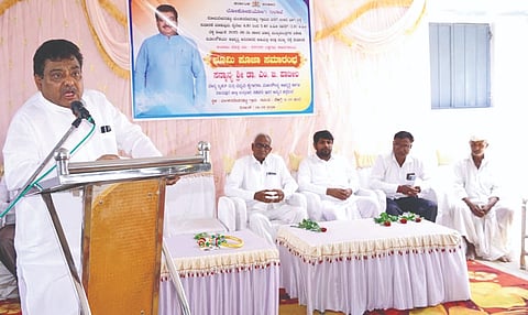 ವಿಜಯಪುರ ಜಿಲ್ಲೆಯ ತಿಕೋಟಾ ತಾಲೂಕಿನ ಮಲಕನದೇವರಹಟ್ಟಿಯಲ್ಲಿ ಸಚಿವ ಎಂ.ಬಿ. ಪಾಟೀಲರು ರಸ್ತೆ ಸುಧಾರಣೆ ಕಾಮಗಾರಿಗೆ ಭೂಮಿಪೂಜೆ ನೆರವೇರಿಸಿ ಮಾತನಾಡಿದರು. ಮುಖಂಡರಾದ ಸಿದ್ದು ಗೌಡನವರ, ಸೋಮನಾಥ ಬಾಗಲಕೋಟ ಇತರರಿದ್ದಾರೆ.