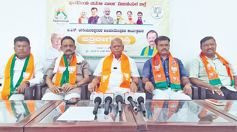 ವಿಜಯಪುರ ನಗರದ ಬಿಜೆಪಿ ಕಚೇರಿಯಲ್ಲಿ ಮಾಜಿ ಶಾಸಕ ಶ್ರೀಕಾಂತ ಕುಲಕರ್ಣಿ ಸುದ್ದಿಗೋಷ್ಠಿ ನಡೆಸಿದರು. ಜಿಲ್ಲಾಧ್ಯಕ್ಷ ಗುರುಲಿಂಗಪ್ಪ ಅಂಗಡಿ, ಜಿಲ್ಲಾ ಪ್ರಧಾನ ಕಾರ್ಯದರ್ಶಿ ಈರಣ್ಣ ರಾವೂರ, ಮಲ್ಲು ಕಲಾದಗಿ, ವಿಜಯ ಜೋಶಿ ಇದ್ದಾರೆ.