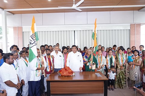 ವಿಜಯಪುರ ನಗರದಲ್ಲಿ ನಡೆದ ಕಾರ್ಯಕ್ರಮದಲ್ಲಿ ತಿಕೋಟಾ ಪಟ್ಟಣದ ತಳವಾರ ಸಮಾಜದ ಮುಖಂಡರನ್ನು ಸಚಿವ ಎಂ.ಬಿ. ಪಾಟೀಲ ಕಾಂಗ್ರೆಸ್ಸಿಗೆ ಬರಮಾಡಿಕೊಂಡು ಮಾತನಾಡಿದರು. ಮುಖಂಡರಾದ ಬಿ.ಜಿ. ವಿಭೂತಿ, ಜೆ.ಎಂ. ಪಾಟೀಲ, ಮಮ್ಮು ಮುಜಾವರ, ಬಾಪು ಚೌಧರಿ ಇತರರಿದ್ದಾರೆ.