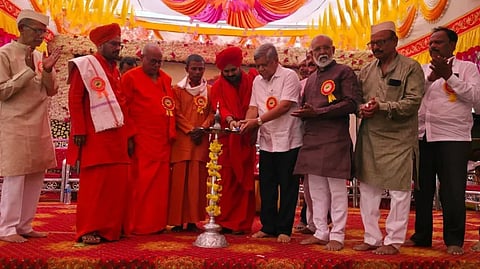 ಇಂಡಿ ತಾಲೂಕಿನ ಹಿರೇಮಸಳಿ ಗ್ರಾಮದಲ್ಲಿ ಮಾಜಿ ಸಿಎಂ ಜಗದೀಶ ಶೆಟ್ಟರ ಅವರು ಶ್ರೀ ರೆಬ್ಬಮ್ಮ ದೇವಸ್ಥಾನದ ಲೋಕಾರ್ಪಣೆ ಹಾಗೂ ಮೂರ್ತಿ ಪ್ರಾಣ ಪ್ರತಿಷ್ಠಾಪನೆ ಕಾರ್ಯಕ್ರಮದ ಉದ್ಘಾಟನೆ ನೆರವೇರಿಸಿದರು. ಶಿರಶ್ಯಾಡದ ಅಭಿನವ ಮುರುೇಂದ್ರ ಶಿವಾಚಾರ್ಯರು, ಮಾಜಿ ಸಚಿವ ಅಪ್ಪಾಸಾಹೇಬ ಪಟ್ಟಣಶೆಟ್ಟಿ ಇತರರಿದ್ದಾರೆ.