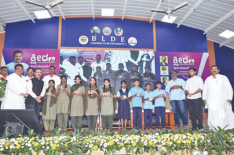ವಿಜಯಪುರ ನಗರದ ಬಿಎಲ್‌ಡಿಇ ಸಂಸ್ಥೆಯಲ್ಲಿ ಆಯೋಜಿಸಿದ್ದ ಕ್ಷೀರ ಪೈಲಟ್ ಯೋಜನೆಗೆ ಸರ್ಕಾರಿ ಶಾಲೆ ಮಕ್ಕಳಿಗೆ ಹಾಲು ಕುಡಿಸುವ ಮೂಲಕ ವಿನೂತನವಾಗಿ ಚಾಲನೆ ನೀಡಲಾಯಿತು. ಪದ್ಮಶ್ರೀ ಪುರಸ್ಕೃತ ಮತ್ತು ಬೆಂಗಳೂರಿನ ಅಸೆಲ್‌ ಕಂಪನಿ ಸಂಸ್ಥಾಪಕ ಪ್ರಶಾಂತ ಪ್ರಕಾಶ, ಕೈಗಾರಿಕೆ ಸಚಿವ ಎಂ.ಬಿ. ಪಾಟೀಲ, ಬಸನಗೌಡ ಎಂ. ಪಾಟೀಲ, ಜಿಲ್ಲಾಧಿಕಾರಿ ಡಾ. ಆನಂದ ಕೆ.  ಮತ್ತಿತರರಿದ್ದಾರೆ.