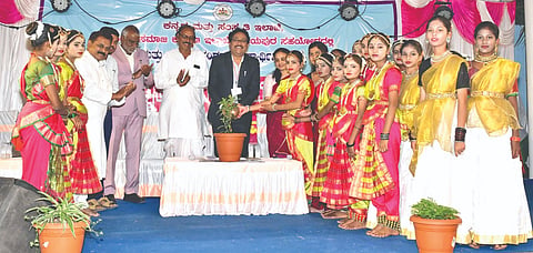 ವಿಜಯಪುರ ನಗರದ ಡಾ.ಬಿ.ಆರ್.ಅಂಬೇಡ್ಕರ್ ಸರ್ಕಾರಿ ಮೆಟ್ರಿಕ್ ಪೂರ್ವ ಬಾಲಕಿಯರ ವಸತಿ ನಿಲಯದಲ್ಲಿ ಹಮ್ಮಿಕೊಂಡಿದ್ದ `ಕಲಾ ತರಬೇತಿ ಸಮಾರೋಪ' ಸಮಾರಂಭವನ್ನು ಸಮಾಜ ಕಲ್ಯಾಣ ಇಲಾಖೆ ಉಪನಿರ್ದೇಶಕ ಮಹೇಶ ಪೋತದಾರ ಸಸಿಗೆ ನೀರುಣಿಸುವ ಮೂಲಕ ಉದ್ಘಾಟಿಸಿದರು. ಬಿ.ಜೆ. ಇಂಡಿ, ಆರ್.ಬಿ. ನಾಯ್ಕ್, ಸಂತೋಷ ಭೋವಿ ಇತರರಿದ್ದಾರೆ.