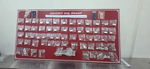 ಮುದ್ದೇಬಿಹಾಳದ ಬಸರಕೋಡ ಗ್ರಾಮದ ಪವಾಡಬಸವೇಶ್ವರ ದೇವಸ್ಥಾನದಲ್ಲಿ ಕಳುವಾದ ದೇವರ ಮೂರ್ತಿಯನ್ನು ಕರಗಿಸಿ ತಯಾರಿಸಿದ್ದ ಬೆಳ್ಳಿಯ ಗಟ್ಟಿ ತುಂಡುಗಳನ್ನು ಪೊಲೀಸರು ವಶಕ್ಕೆ ಪಡೆದಿರುವುದು.