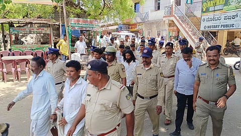 ಇಂಡಿ ನ್ಯಾಯಾಲಯಕ್ಕೆ ಪೊಲೀಸ್ ಬಿಗಿಭದ್ರತೆಯಲ್ಲಿ ಆರೋಪಿಗಳನ್ನು ಹಾಜರುಪಡಿಸಲಾಯಿತು.
