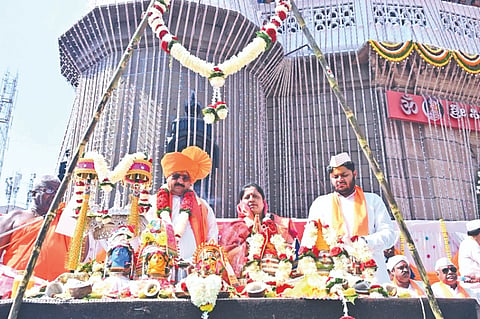 ವಿಜಯಪುರ ನಗರದ ಸಿದ್ಧೇಶ್ವರ ದೇವಸ್ಥಾನದ ಎದುರು ಶಾಸಕ ಬಸನಗೌಡ ಪಾಟೀಲ ಯತ್ನಾಳ ಕುಟುಂಬದ ಸಮ್ಮುಖದಲ್ಲಿ ಶಿವಯೋಗಿ ಸಿದ್ಧರಾಮರ ಯೋಗದಂಡಕ್ಕೆ ಅಕ್ಷತಾರ್ಪಣೆ-ಭೋಗಿ ಕಾರ್ಯಕ್ರಮ ಶಾಸ್ತ್ರೋಕ್ತವಾಗಿ ನೆರವೇರಿತು.