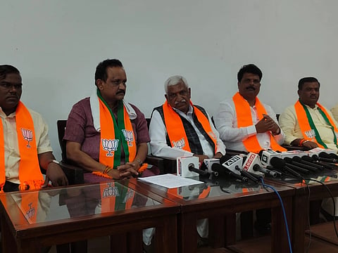 ವಿಜಯಪುರ ನಗರದ ಬಿಜೆಪಿ ಕಚೇರಿಯಲ್ಲಿ ಮಾಜಿ ಶಾಸಕ ಎಂ.ಡಿ. ಲಕ್ಷ್ಮಿ ನಾರಾಯಣ ಸುದ್ದಿಗೋಷ್ಠಿ ನಡೆಸಿದರು. ರಾಜ್ಯ ಬಿಜೆಪಿ ಕಾರ್ಯದರ್ಶಿ ಶರಣು ತಳಕೇರಿ, ಜಿಲ್ಲಾಧ್ಯಕ್ಷ ಗುರುಲಿಂಗಪ್ಪ ಅಂಗಡಿ, ಮುಖಂಡರಾದ ವಿವೇಕಾನಂದ ಡಬ್ಬಿ ಇತರರಿದ್ದಾರೆ.