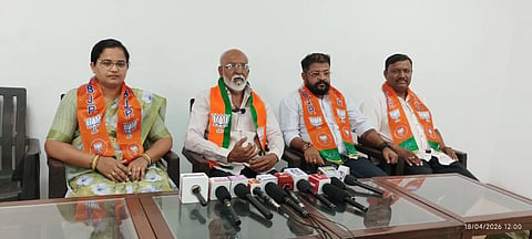 ವಿಜಯಪುರ ನಗರದ ಬಿಜೆಪಿ ಕಚೇರಿಯಲ್ಲಿ ಮಾಜಿ ಸಚಿವ ಅಪ್ಪಾಸಾಹೇಬ ಪಟ್ಟಣಶೆಟ್ಟಿ ಸುದ್ದಿಗೋಷ್ಠಿ ನಡೆಸಿದರು. ಮಹಿಳಾ ಮೋರ್ಚಾ ಜಿಲ್ಲಾಧ್ಯಕ್ಷೆ ಸ್ವಪ್ನಾ ಕಣಮುಚನಾಳ, ಸಂದೀಪ ಪಾಟೀಲ. ವಿಜಯ ಜೋಷಿ ಇದ್ದಾರೆ.