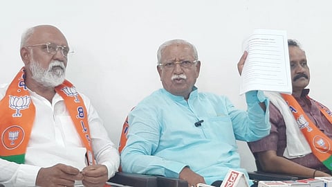 ವಿಜಯಪುರ ನಗರದ ಬಿಜೆಪಿ ಕಚೇರಿಯಲ್ಲಿ ಸಂಸದ ರಮೇಶ ಜಿಗಜಿಣಗಿ ಸುದ್ದಿಗೋಷ್ಠಿ ನಡೆಸಿದರು. ಮುಖಂಡರಾದ ಅಪ್ಪಾಸಾಹೇಬ ಪಟ್ಟಣಶೆಟ್ಟಿ, ಗುರುಲಿಂಗಪ್ಪ ಅಂಗಡಿ ಇದ್ದಾರೆ. 