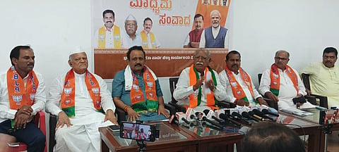 ವಿಜಯಪುರ ನಗರದ ಬಿಜೆಪಿ ಕಚೇರಿಯಲ್ಲಿ ಸಂಸದ ರಮೇಶ ಜಿಗಜಿಣಗಿ ಸುದ್ದಿಗೋಷ್ಠಿ ನಡೆಸಿದರು. ಜಿಲ್ಲಾಧ್ಯಕ್ಷ ಗುರುಲಿಂಗಪ್ಪ ಅಂಗಡಿ, ಮಾಜಿ ಶಾಸಕರ ರಮೇಶ ಭೂಸನೂರ ಇತರರಿದ್ದಾರೆ.