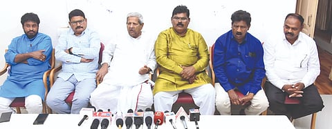 ವಿಜಯಪುರ ನಗರದ ಹಳೆಯ ಪ್ರವಾಸಿ ಮಂದಿರದಲ್ಲಿ ಚಲವಾದಿ ಮಹಾಸಭಾದ ಮುಖಂಡರು ಸುದ್ದಿಗೋಷ್ಠಿ ನಡೆಸಿದರು. ಮುಖಂಡರಾದ ಕಲ್ಲಪ್ಪ ಕೊಡಬಾಗಿ, ಸುರೇಶ ಘೋಣಸಗಿ, ಅಡಿವೆಪ್ಪ ಸಾಲಗಲ್ಲ ಇತರರಿದ್ದಾರೆ.