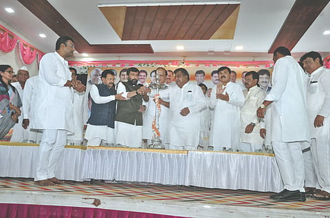 ವಿಜಯಪುರ ನಗರದ ವಿಜಯ -ಫಂಕ್ಷನ್ ಹಾಲ್‌ನಲ್ಲಿ ಕಾಂಗ್ರೆಸ್ ಪ್ರಚಾರ ಸಮಿತಿಯಿಂದ ಆಯೋಜಿಸಿದ್ದ ಒಂದು ದಿನದ ಕಾರ್ಯಕರ್ತರ ತರಬೇತಿ ಕಾರ್ಯಾಗಾರವನ್ನು ಸಚಿವ ಎಂ.ಬಿ. ಪಾಟೀಲ ಉದ್ಘಾಟಿಸಿದರು. ಕಾಂಗ್ರೆಸ್ ಪ್ರಚಾರ ಸಮಿತಿ ಅಧ್ಯಕ್ಷ ವಿನಯಕುಮಾರ ಸೋರಕೆ, ವಿಧಾನ ಪರಿಷತ್ ಸದಸ್ಯ ಸಲೀಂ ಅಹ್ಮದ್, ಮಲ್ಲಿಕಾರ್ಜುನ ಲೋಣಿ ಇತರರಿದ್ದಾರೆ.