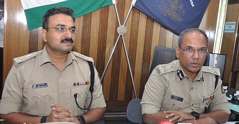 ವಿಜಯಪುರ ನಗರದಲ್ಲಿ ಬೆಳಗಾವಿ ಉತ್ತರ ವಲಯದ ಪೊಲೀಸ್ ಮಹಾ ನಿರೀಕ್ಷಕ ಸಂದೀಪ ಪಾಟೀಲ ಸುದ್ದಿಗೋಷ್ಠಿ ನಡೆಸಿದರು. ಎಸ್‌ಪಿ ಲಕ್ಷ್ಮಣ ನಿಂಬರಗಿ ಇದ್ದಾರೆ.