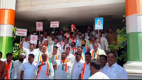 ಶಾಸಕ ಯಶವಂತರಾಯಗೌಡರಿಗೆ ಸಚಿವ ಸ್ಥಾನ ನೀಡಬೇಕೆಂದು ಬೆಂಗಳೂರಿನ ಕಾಂಗ್ರೆಸ್ ಕಚೇರಿ ಎದುರು ಇಂಡಿ ಕಾಂಗ್ರೆಸ್ ಕಾರ್ಯಕರ್ತರು ಪ್ರತಿಭಟನೆ ನಡೆಸಿದರು. ಶಿವಯೋಗೆಪ್ಪ ಜೋತಗೊಂಡ, ಪ್ರಶಾಂತ ಕಾಳೆ, ಜಾವೀದ ಮೋಮಿನ್, ಬಿ.ಸಿ. ಸಾಹುಕಾರ, ಶ್ರೀಕಾಂತ ಕೂಡಿಗನೂರ ಇತರರಿದ್ದರು.