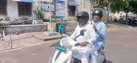 ವಿಜಯಪುರ ಜಿಲ್ಲಾಡಳಿತ ಕಚೇರಿಗೆ ಸ್ಕೂಟರ್ ಮೇಲೆ ಆಗಮಿಸಿ ಗಮನ ಸೆಳೆದ ಸಂಸದ ರಮೇಶ ಜಿಗಜಿಣಗಿ. ಪಾಪುಸಿಂಗ್ ರಜಪೂತ ಚಾಲನೆ ಮಾಡುತ್ತಿದ್ದಾರೆ.