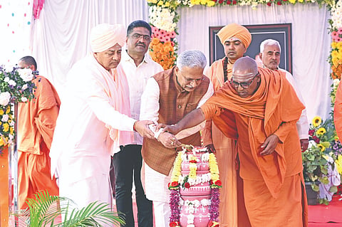 ವಿಜಯಪುರದ ಜ್ಞಾನಯೋಗಾಶ್ರಮದಲ್ಲಿ ಜರುಗಿದ ಲಿಂ. ಸಿದ್ಧೇಶ್ವರ ಶ್ರೀಗಳ 3ನೇ ವರ್ಷದ ಗುರುನಮನ ಮಹೋತ್ಸವವನ್ನು ಲೋಕಾಯುಕ್ತ ನ್ಯಾಯಮೂರ್ತಿ ಬಿ.ಎಸ್. ಪಾಟೀಲ ಉದ್ಘಾಟಿಸಿದರು. ಬಸವಲಿಂಗ ಸ್ವಾಮೀಜಿ, ಪ್ರಭು ಸಾರಂಗದೇವ ಶಿವಾಚಾರ್ಯರು, ಅರುಣ ಶಹಾಪುರ ಮತ್ತಿತರರಿದ್ದಾರೆ.