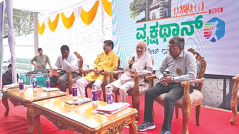 ವಿಜಯಪುರ ನಗರದಲ್ಲಿ ನಡೆಯಲಿರುವ ವೃಕ್ಷಥಾನ್ ಹೆರಿಟೇಜ್ ರನ್-2025 ಪೂರ್ವಭಾವಿಯಾಗಿ ಆಯೋಜಿಸಲಾದ ಚರ್ಚಾಗೋಷ್ಠಿಯಲ್ಲಿ ಸಂಶೋಧಕ ಕೃಷ್ಣ ಕೊಲ್ಹಾರ ಕುಲಕರ್ಣಿ ಮಾತನಾಡಿದರು. ಡಾ. ಆನಂತ ಜೆ. ಕುಲಕರ್ಣಿ, ಅಮೀನುದ್ದೀನ್ ಹುಲ್ಲೂರ ಮತ್ತಿತರರಿದ್ದಾರೆ.