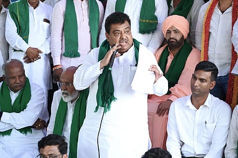 ವಿಜಯಪುರ ನಗರದ ಗಗನ ಮಹಲ್ ಮುಂಭಾಗದಲ್ಲಿ ಕರ್ನಾಟಕ ರಾಜ್ಯ ರೈತ ಸಂಘ ಹಾಗೂ ಹಸಿರು ಸೇನೆ ಸೇರಿ ವಿವಿಧ ರೈತ ಸಂಘಟನೆಗಳ ಸಹಯೋಗದಲ್ಲಿ ನಡೆಯುತ್ತಿರುವ ಅಹೋರಾತ್ರಿ ಧರಣಿ ಸ್ಥಳಕ್ಕೆ ಸಚಿವ ಎಂ.ಬಿ. ಪಾಟೀಲ ಭೇಟಿ ನೀಡಿ ಮಾತನಾಡಿದರು.  ಜಿಲ್ಲಾಧಿಕಾರಿ ಆನಂದ ಕೆ, ಮನಗೂಳಿ ಹಿರೇಮಠದ ಅಭಿನವ ಸಂಗನಬಸವ ಶಿವಾಚಾರ್ಯರು ಮತ್ತಿತರರಿದ್ದಾರೆ.