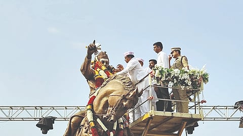 ವಿಜಯಪುರ ನಗರದ ಬಸವೇಶ್ವರ ವೃತ್ತದಲ್ಲಿರುವ ಪ್ರತಿಮೆಗೆ ಮಾಲಾರ್ಪಣೆ ಮಾಡುವ ಮೂಲಕ ಸಚಿವ ಎಂ.ಬಿ. ಪಾಟೀಲರು ಗೌರವ ಸಲ್ಲಿಸಿದರು. ಜಿಲ್ಲಾಧಿಕಾರಿ ಡಾ. ಆನಂದ ಕೆ., ಸಿಇಒ ರಿಷಿ ಆನಂದ ಮತ್ತಿತರರಿದ್ದಾರೆ.