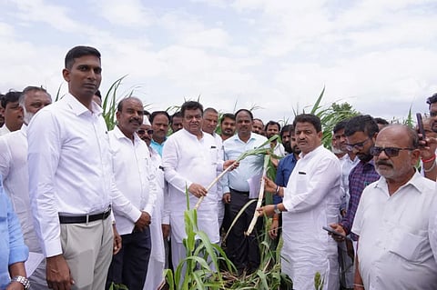 ವಿಜಯಪುರ ಜಿಲ್ಲೆಯ ರೈತರ ಜಮೀನುಗಳಿಗೆ ಸಚಿವ ಎಂ.ಬಿ. ಪಾಟೀಲರು ಭೇಟಿ ನೀಡಿ ಬೆಳೆ ಹಾನಿ ಪರಿಶೀಲಿಸಿದರು. ಜಿಲ್ಲಾಧಿಕಾರಿ ಡಾ.ಆನಂದ ಕೆ, ಕೃಷಿ ನಿರ್ದೇಶಕ ಶಿವನಗೌಡ ಪಾಟೀಲ ಇತರರಿದ್ದಾರೆ.