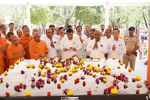 ವಿಜಯಪುರ ನಗರದ ಜ್ಞಾನಯೋಗಾಶ್ರಮದಲ್ಲಿ ಸಚಿವ ಎಂ.ಬಿ. ಪಾಟೀಲ ಪೂಜೆ ಸಲ್ಲಿಸಿದರು. ಆಶ್ರಮದ ಅಧ್ಯಕ್ಷ ಬಸವಲಿಂಗ ಸ್ವಾಮೀಜಿ, ಬಾಲಗಾಂವದ ಅಮೃತಾನಂದ ಸ್ವಾಮೀಜಿ, ಹರ್ಷಾನಂದ ಸ್ವಾಮೀಜಿ, ಪ್ರಸಾದ ಸ್ವಾಮೀಜಿ ಇತರರಿದ್ದಾರೆ. *