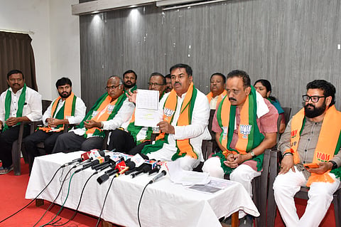 ವಿಜಯಪುರ ನಗರದ ಖಾಸಗಿ ಹೊಟೇಲ್‌ನಲ್ಲಿ ಬಿಜೆಪಿ ರೈತ ಮೋರ್ಚಾದ ರಾಜ್ಯಾಧ್ಯಕ್ಷ ಎ.ಎಸ್. ಪಾಟೀಲ ನಡಹಳ್ಳಿ ಸುದ್ದಿಗೋಷ್ಠಿ ನಡೆಸಿದರು. ಬಿಜೆಪಿ ಎಸ್‌ಸಿ ಮೋರ್ಚಾದ ರಾಜ್ಯ ಪ್ರಧಾನ ಕಾರ್ಯದರ್ಶಿ ಉಮೇಶ ಕಾರಜೋಳ, ಮಾಜಿ ಶಾಸಕ ಸೋಮನಗೌಡ ಪಾಟೀಲ ಸಾಸನೂರ, ಜಿಲ್ಲಾಧ್ಯಕ್ಷ ಗುರುಲಿಂಗಪ್ಪ ಅಂಗಡಿ, ಮುಖಂಡರಾದ ವಿಜುಗೌಡ ಪಾಟೀಲ ಇದ್ದಾರೆ.