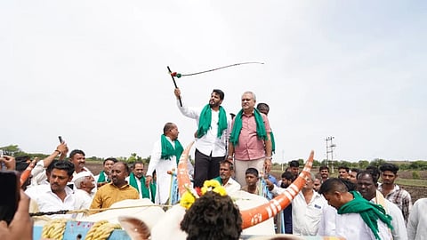 ಚಡಚಣ ಭಾಗದಲ್ಲಿ ಜೆಡಿಎಸ್ ಯುವ ಘಟಕದ ರಾಜ್ಯಾಧ್ಯಕ್ಷ ನಿಖಿಲ್ ಕುಮಾರಸ್ವಾಮಿ ರೈತರ ಜೊತೆ ಬರ ಪರಿಶೀಲನೆ ನಡೆಸಿದರು.