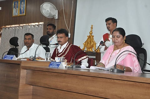 ವಿಜಯಪುರ ಮಹಾನಗರ ಪಾಲಿಕೆ ಸಭಾಂಗಣದಲ್ಲಿ ಮೇಯರ್ ಎಂ.ಎಸ್.ಕರಡಿ ಅಧ್ಯಕ್ಷತೆಯಲ್ಲಿ ಸಾಮಾನ್ಯ ಸಭೆ ನಡೆಯಿತು. ಆಯುಕ್ತ ವಿಜಯಕುಮಾರ ಮೆಕ್ಕಳಕಿ, ಉಪ ಮೇಯರ್ ಸುಮತ್ರಾ ಜಾಧವ ಇದ್ದಾರೆ.