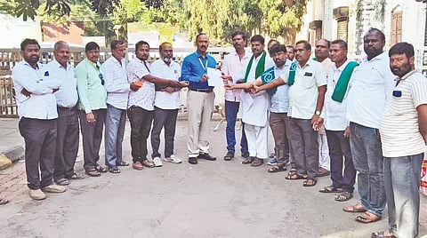 ವಿಜಯಪುರ ಜಿಲ್ಲಾಡಳಿತಕ್ಕೆ ಕರ್ನಾಟಕ ರಾಜ್ಯ ಪಂಚಮಸಾಲಿ ಯುವ ಶಕ್ತಿ ಸಂಘದ ಪದಾಧಿಕಾರಿಗಳು ಮನವಿ ಸಲ್ಲಿಸಿದರು. ಸುರೇಶ ಖೇಡ, ಆನಂದ ಕುಮಾರ ಜಂಬಗಿ, ವಿಕಾಸ ಖೇಡ ಮತ್ತಿತರರಿದ್ದಾರೆ.