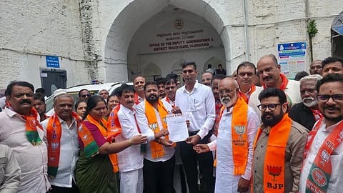 ವಿಜಯಪುರ ಜಿಲ್ಲಾಧಿಕಾರಿ ಡಾ.ಆನಂದ ಕೆ ಅವರಿಗೆ ಬಿಜೆಪಿ ಕಾರ್ಯಕರ್ತರು ಮನವಿ ಸಲ್ಲಿಸಿದರು. ಮಾಜಿ ಸಚಿವ ಅಪ್ಪಾಸಾಹೇಬ ಪಟ್ಟಣಶೆಟ್ಟಿ, ಮೇಯರ್ ಎಂ.ಎಸ್. ಕರಡಿ, ಉಪ ಮೇಯರ್ ಸುಮಿತ್ರಾ ಜಾಧವ ಇತರರಿದ್ದಾರೆ.
