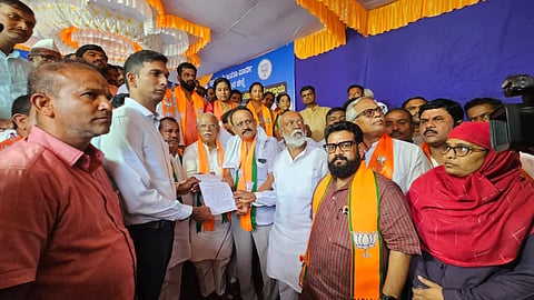 ವಿಜಯಪುರ ಜಿಲ್ಲಾಧಿಕಾರಿ ಡಾ.ಆನಂದ ಕೆ ಅವರಿಗೆ ಸಂಸದ ರಮೇಶ ಜಿಗಜಿಣಗಿ ನೇತೃತ್ವದಲ್ಲಿ ಮನವಿ ಸಲ್ಲಿಸಲಾಯಿತು. ಮಾಜಿ ಸಚಿವ ಅಪ್ಪಾಸಾಹೇಬ ಪಟ್ಟಣಶೆಟ್ಟಿ, ಮಾಜಿ ಶಾಸಕ ರಮೇಶ ಭೂಸನೂರ, ಉಮೇಶ ಕಾರಜೋಳ ಇತರರಿದ್ದಾರೆ. 
