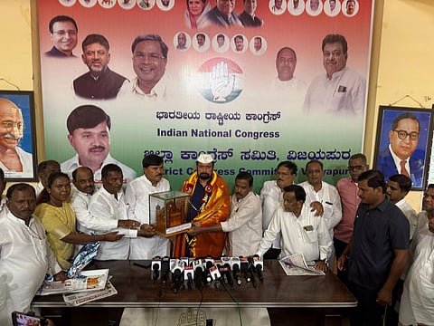 ವಿಜಯಪುರ ನಗರದ ಕಾಂಗ್ರೆಸ್ ಕಚೇರಿಯಲ್ಲಿ ಸಚಿವ ಲಕ್ಷ್ಮಣ ಸವದಿ ಅವರನ್ನು ಸನ್ಮಾನಿಸಿ ಗೌರವಿಸಲಾಯಿತು. ಜಿಲ್ಲಾಧ್ಯಕ್ಷ ಮಲ್ಲಿಕಾರ್ಜುನ ಲೋಣಿ, ವಸಂತ ಹೊನಮೋಡೆ, ಸಾಹೇಬಗೌಡ ಬಿರಾದಾರ ಇತರರಿದ್ದಾರೆ.