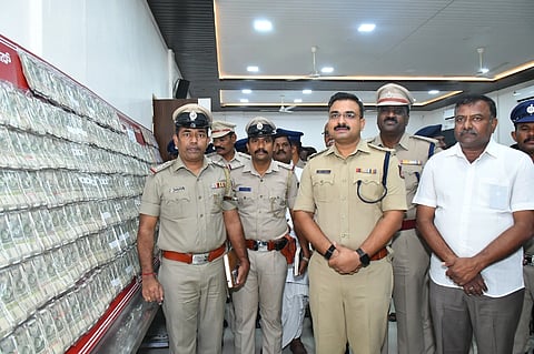 ವಿಜಯಪುರ ನಗರದ ಪೊಲೀಸ್ ಸಭಾಂಗಣದಲ್ಲಿ ಎಸ್‌ಪಿ ಲಕ್ಷ್ಮಣ ನಿಂಬರಗಿ ಆರೋಪಿಗಳಿಂದ ವಶಪಡಿಸಿಕೊಂಡ ಹಣ ಪರಿಶೀಲಿಸಿದರು. ಎಎಸ್‌ಪಿ ರಾಮನಗೌಡ ಹಟ್ಟಿ, ಸಿಪಿಐ ರಮೇಶ ಅವಜಿ ಇತರರಿದ್ದಾರೆ.