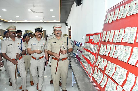 ವಿಜಯಪುರ ನಗರದ ಪೊಲೀಸ್ ಸಮುದಾಯ ಭವನದಲ್ಲಿ ಎಸ್‌ಪಿ ಲಕ್ಷ್ಮಣ ನಿಂಬರಗಿ ಅವರು ಜಫ್ತು ಮಾಡಿಕೊಂಡ ನಗದು ಪರಿಶೀಲಿಸಿದರು. ಡಿವೈಎಸ್‌ಪಿ ಸುನೀಲ ಕಾಂಬಳೆ ಇತರರಿದ್ದಾರೆ.