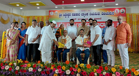 ವಿಜಯಪುರ ನಗರದ  ಸಂಗನಬಸವ ಶಿವಯೋಗಿಗಳ ಸಮುದಾಯ ಭವನದಲ್ಲಿ ನಡೆದ ಸಿದ್ಧೇಶ್ವರ ಸಹಕಾರಿ ಬ್ಯಾಂಕ್‌ನ 114ನೇ ವಾರ್ಷಿಕ ಸರ್ವ ಸಾಧಾರಣ ಸಭೆಯಲ್ಲಿ ಸಾಧಕರಾದ ಶಂಕರಗೌಡ ಪಾಟೀಲ ಹಾಗೂ ರಾಜು ಬಿರಾದಾರ ಇವರನ್ನು ಸನ್ಮಾನಿಸಿ ಗೌರವಿಸಲಾಯಿತು. ಅಧ್ಯಕ್ಷ ರವೀಂದ್ರ ಬಿಜ್ಜರಗಿ, ಉಪಾಧ್ಯಕ್ಷ ಗುರುರಾಜ ಎಸ್.ಗಂಗನಹಳ್ಳಿ, ಪ್ರಭಾರ ಪ್ರಧಾನ ವ್ಯವಸ್ಥಾಪಕ ಜಗದೀಶ ಕಲ್ಯಾಣಶೆಟ್ಟಿ ಇತರರಿದ್ದಾರೆ.