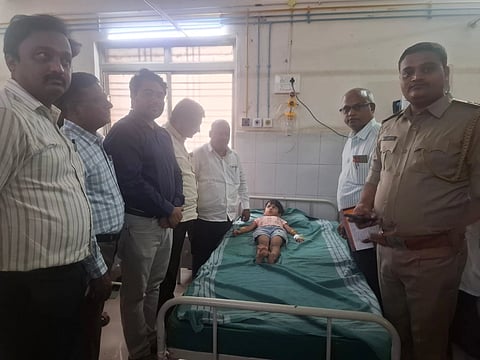  ಮುಧೋಳ ತಾಲೂಕು ಆಸ್ಪತ್ರೆಗೆ ದಾಖಲಾದ ಮಕ್ಕಳ ಆರೋಗ್ಯವನ್ನು ಅಧಿಕಾರಿಗಳು ವಿಚಾರಿಸಿದರು.