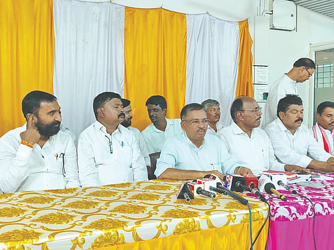 ವಿಜಯಪುರ ನಗರದ ಖಾಸಗಿ ಹೋಟೆಲ್‌ನಲ್ಲಿ ಕರ್ನಾಟಕ ರಾಜ್ಯ ವಾಲ್ಮೀಕಿ ಸಮಾಜದ ಸಮಾನ ಮನಸ್ಕರ ವೇದಿಕೆ ಅಧ್ಯಕ್ಷ ವಿ.ಎಸ್. ಉಗ್ರಪ್ಪ ಸುದ್ದಿಗೋಷ್ಠಿ ನಡೆಸಿದರು. ಮುಖಂಡರಾದ ಎ.ನರಸಿಂಹಯ್ಯ, ಈ. ರಾಜಪ್ಪ, ಡಾ.ಅರ್ಜುನ ಪಂಗಣ್ಣನವರ ಇತರರಿದ್ದಾರೆ.