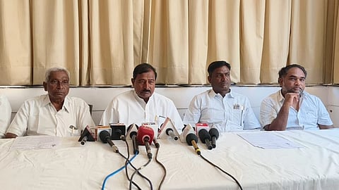 ವಿಜಯಪುರ ನಗರದ ಖಾಸಗಿ ಹೊಟೇಲ್‌ನಲ್ಲಿ ಉಪ್ಪಾರ ಸಮಾಜದ ಮುಖಂಡರು ಸುದ್ದಿಗೋಷ್ಠಿ ನಡೆಸಿದರು. ಜಿಲ್ಲಾ ಉಪ್ಪಾರ ಸೇವಾ ಸಂಘದ ಅಧ್ಯಕ್ಷ ಜಕ್ಕಪ್ಪ ಸು ಯಡವೆ, ಮುಖಂಡರಾದ ಮಹಾಲಿಂಗ ಉಪ್ಪಾರ, ಸಹದೇವ ಬೆಳಗಲಿ ಇತರರಿದ್ದಾರೆ. 