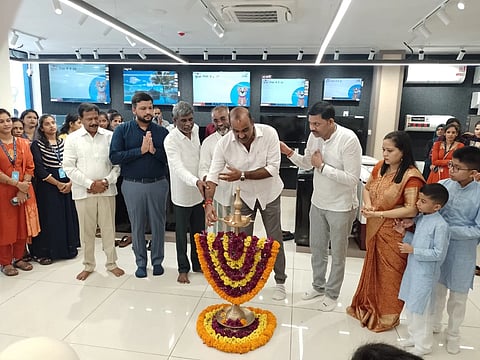 ಉಡುಪಿಯಲ್ಲಿ 'ವಿಕೆ ಫರ್ನಿಚರ್​ ಆ್ಯಂಡ್​ ಇಲೆಕ್ಟ್ರಾನಿಕ್ಸ್​'ನ ಮಳಿಗೆಯ ಕಾರ್ಯಾರಂಭವನ್ನು ಯಶ್​ಪಾಲ್​ ಸುವರ್ಣ ಹಾಗೂ ಕೋಟ ಶ್ರೀನಿವಾಸ ಪೂಜಾರಿ ಉದ್ಘಾಟಿಸಿದರು. ವಿಠ್ಠಲ್​ ಕುಲಾಲ್​, ವಿನುತಾ ಕುಲಾಲ್​, ಸತೀಶ್​ ಕುಂಪಲ, ಮನೋಹರ್​ ಶೆಟ್ಟಿ, ಅಜಯ್​ ಪಿ.ಶೆಟ್ಟಿ,  ಹಾರ್ದಿಕ್​ ವಿ.ಕೆ., ಮನಿಷ್ಕ್​ ವಿ.ಕೆ. ಇದ್ದರು.